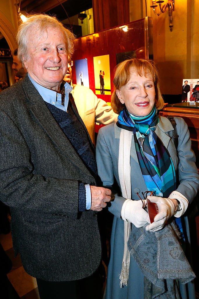 Claude Rich et sa femme Catherine Rich assistent à la première de "La Porte a Cote" : pièce de théâtre. Tenue au Théâtre Edouard VII le 10 février 2014 à Paris, France. | Photo : Getty Images