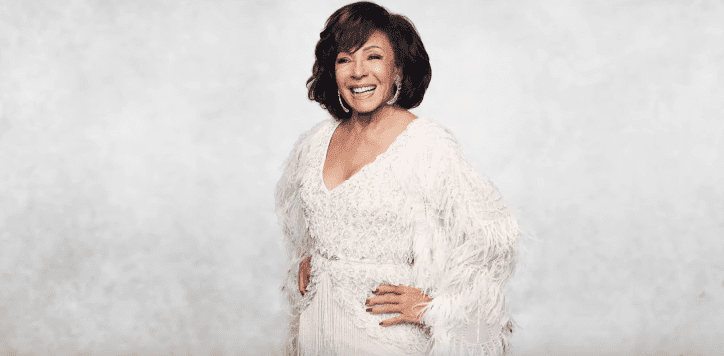 Dame Shirley Bassey in the trailer video of her song, "Owe It All To You." | Photo: YouTube/ Dame Shirley Bassey