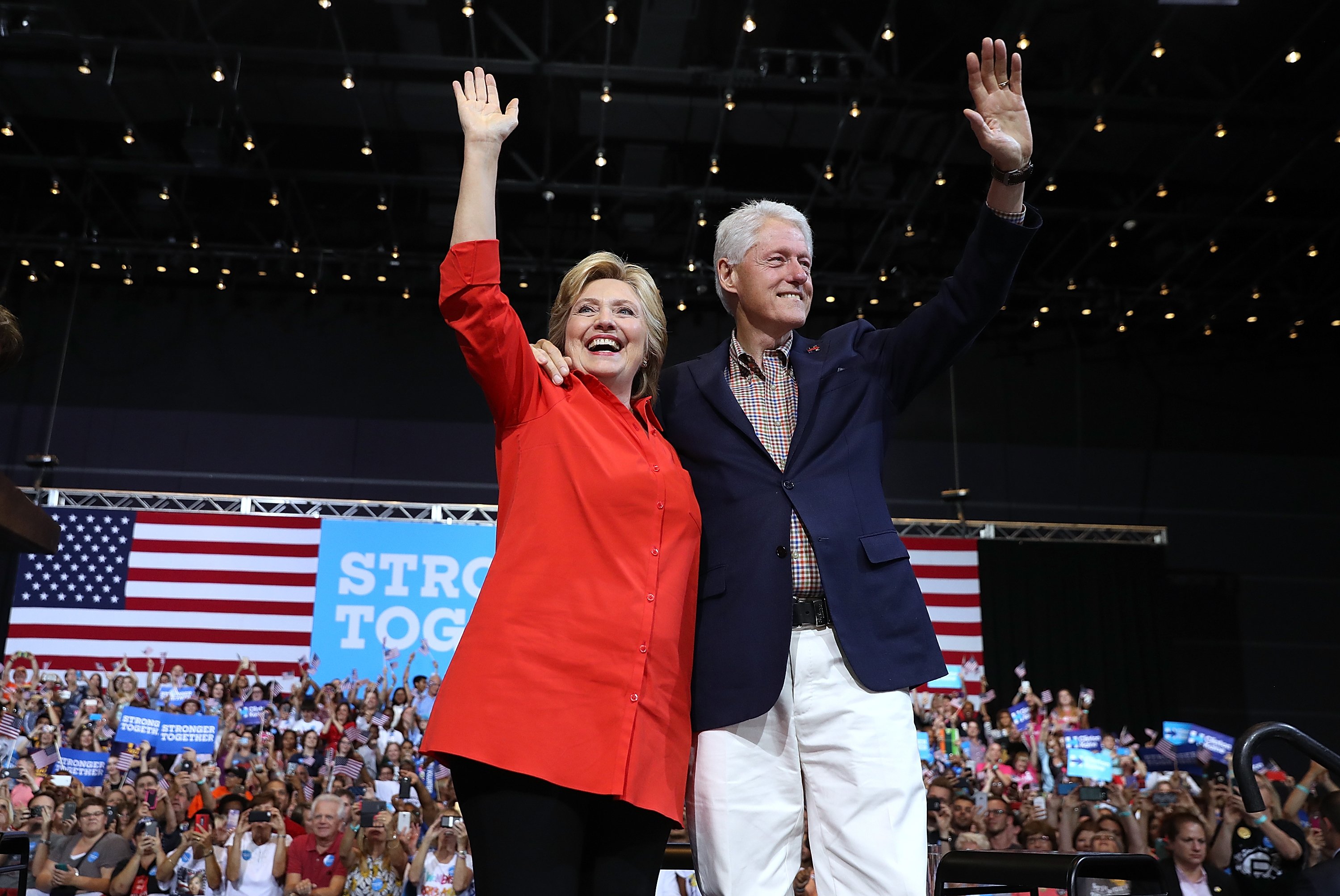Hillary and Bill Clinton during a campaign rally at the David L. Lawrence Convention Center on July 30, 2016 in Pittsburgh, Pennsylvania | Photo: Getty Images