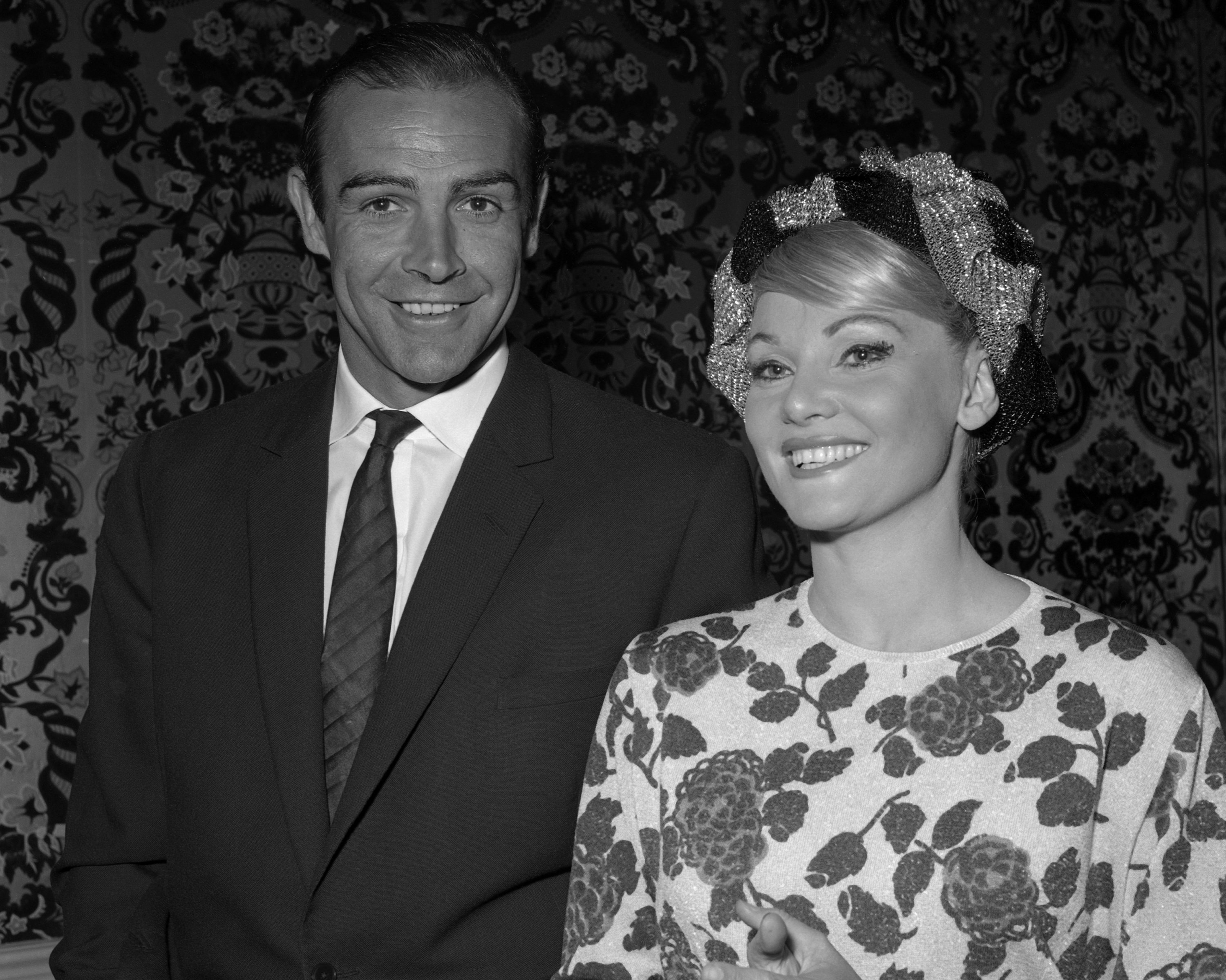 Sean Connery ve Diane Cilento (1933 - 2011), 21. Altın Küre Ödülleri töreninde poz verirken gülümsüyor, Los Angeles, California, 11 Mart 1964 |  Kaynak: Getty Images 