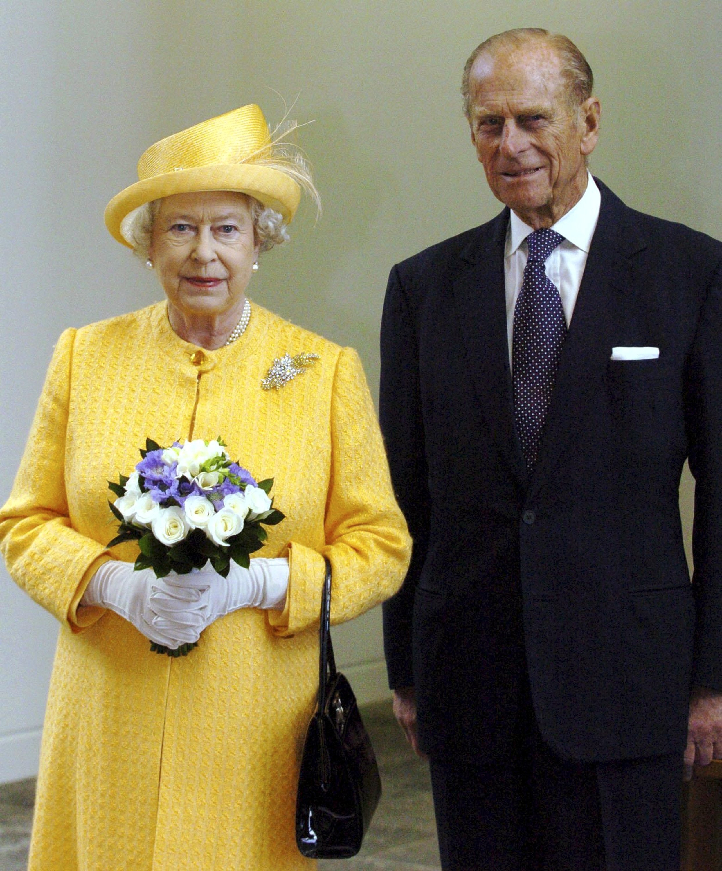 Königin Elizabeth II. und Prinz Philip bei der Eröffnung der Royal Bank of Scotland in Edinburgh am 14. September 2005 | Quelle: Getty Images
