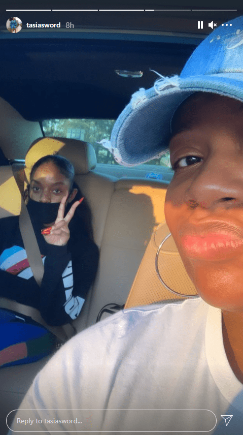 Daughter of Fantasia Barrino, Zion, pulling the peace sign in the back of the car while her mother drives. | Source: Instagram/tasiasword 