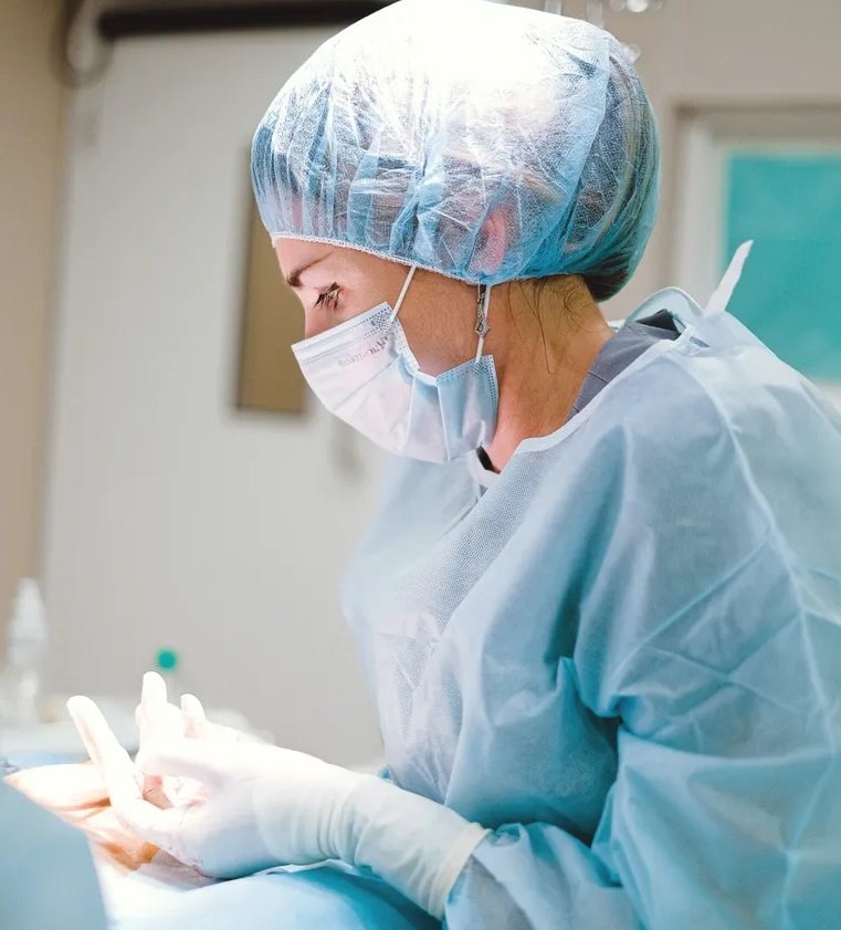 Doctora realizando una operación. | Foto: Pexels