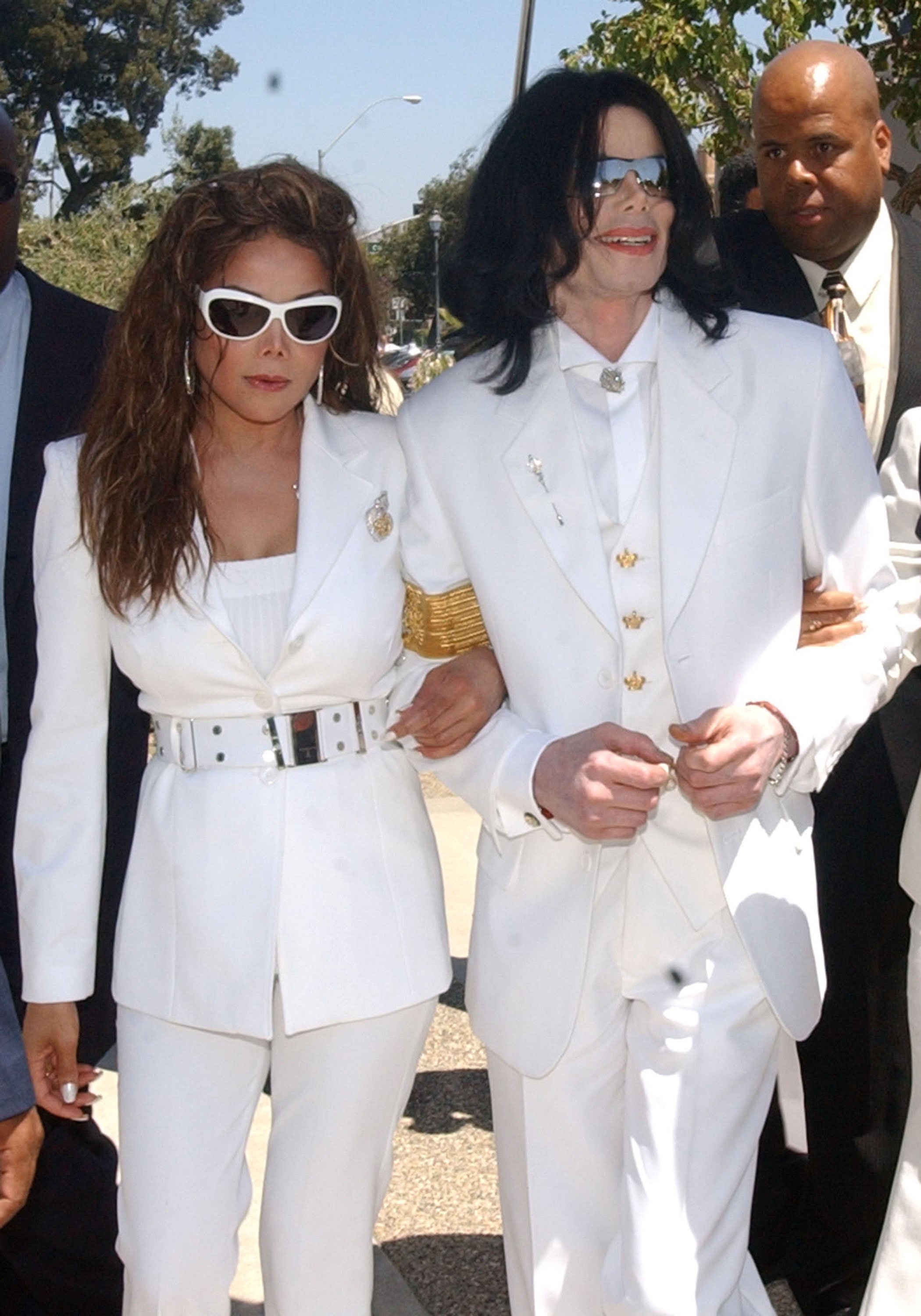 Michael Jackson and LaToya Jackson during the evidentiary hearing in the Michael Jackson child molestation case August 16, 2004. | Photo: GettyImages