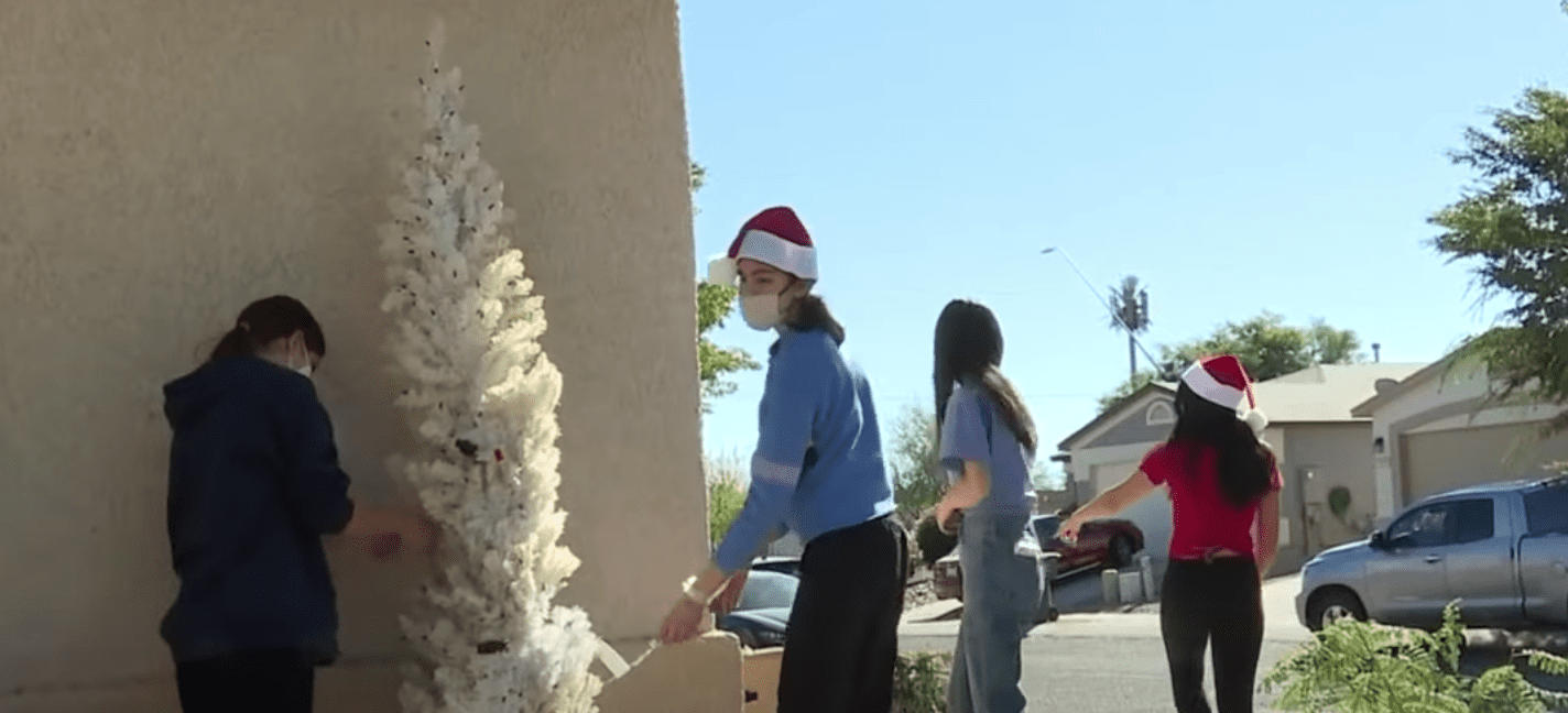 Students help woman by putting up her Christmas decorations | Photo: Youtube/KGUN9