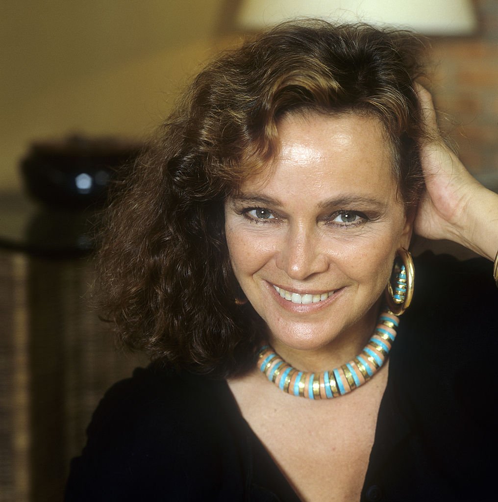 Portrait de l'actrice italienne Laura Antonelli passant sa main dans ses cheveux en 1989. | Photo : Getty Images