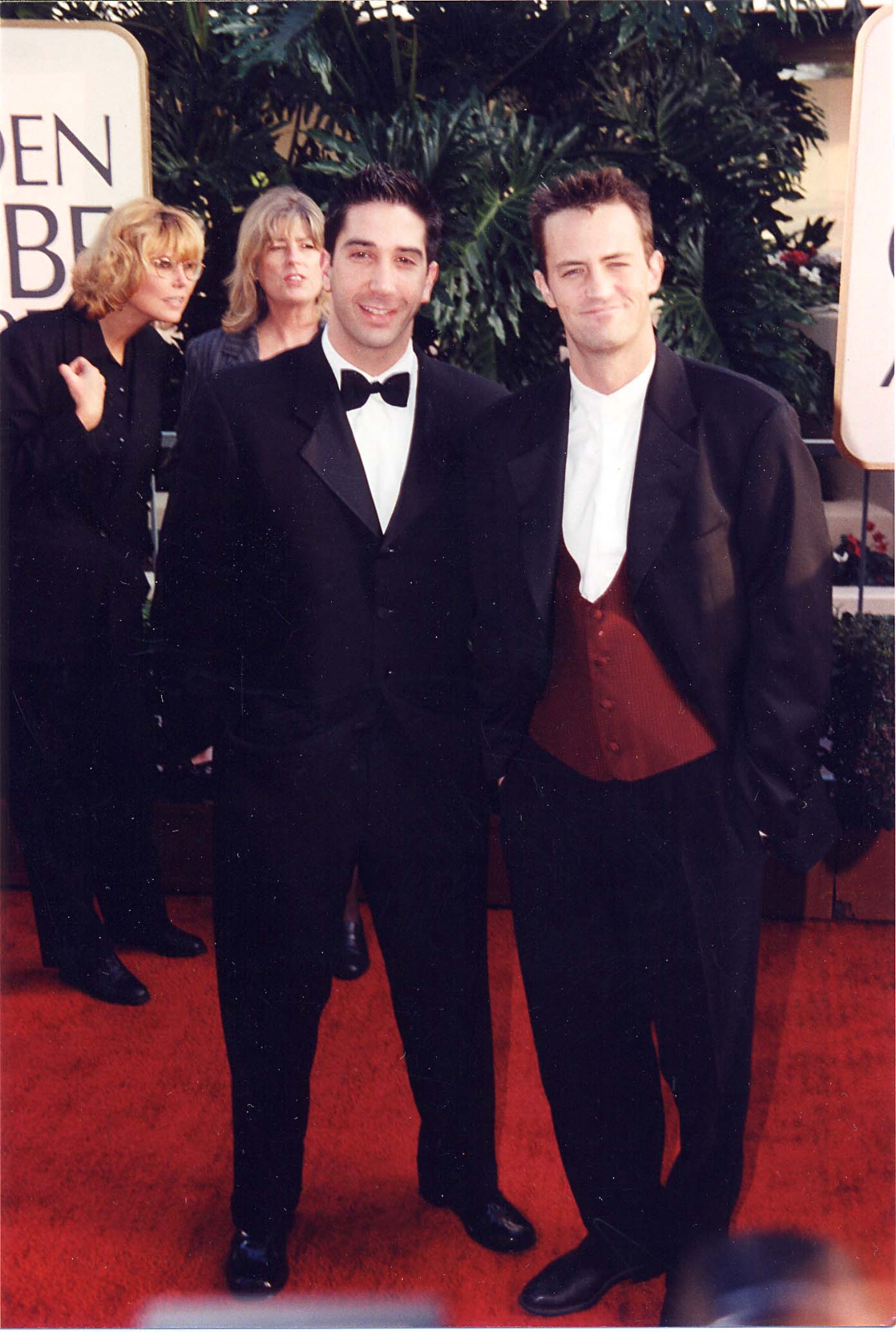 David Schwimmer and Matthew Perry at the Golden Globe Awards in Los Angeles, California in 1997 | Source: Getty Images