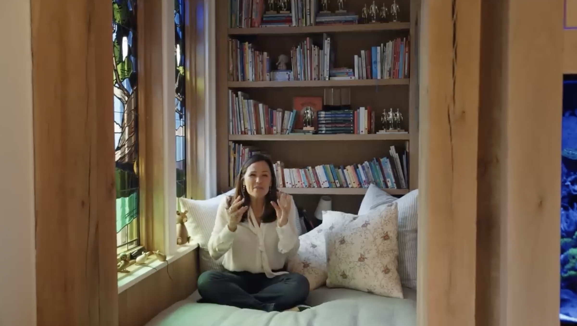 A look inside Jennifer Garner's reading nook from a post dated September 3, 2024. | Source: YouTube/Architectural Digest
