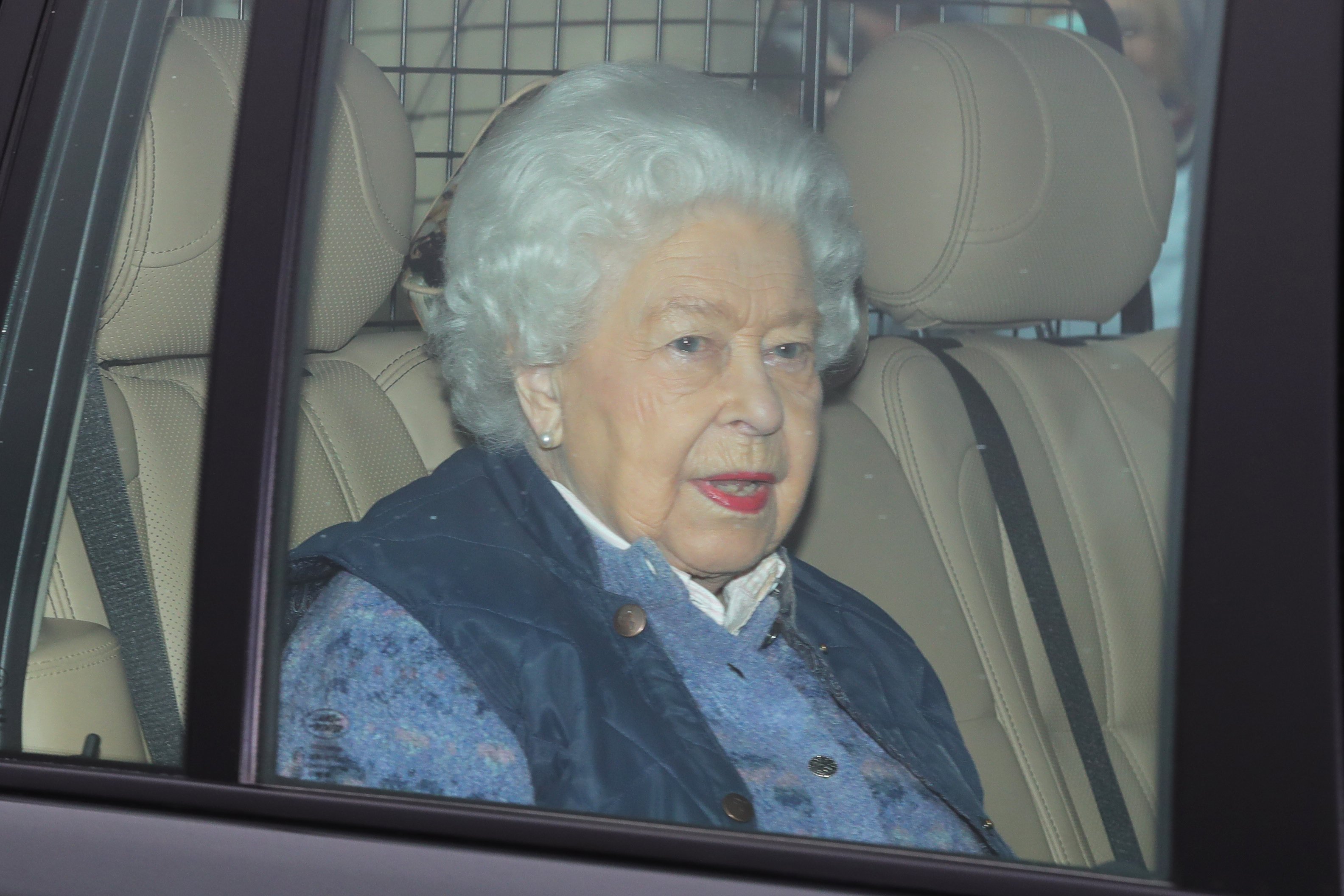 La reina Elizabeth II abandona el Palacio de Buckingham, Londres, para ir al Castillo de Windsor a distanciarse socialmente en medio de la pandemia de coronavirus. | Foto: Getty Images