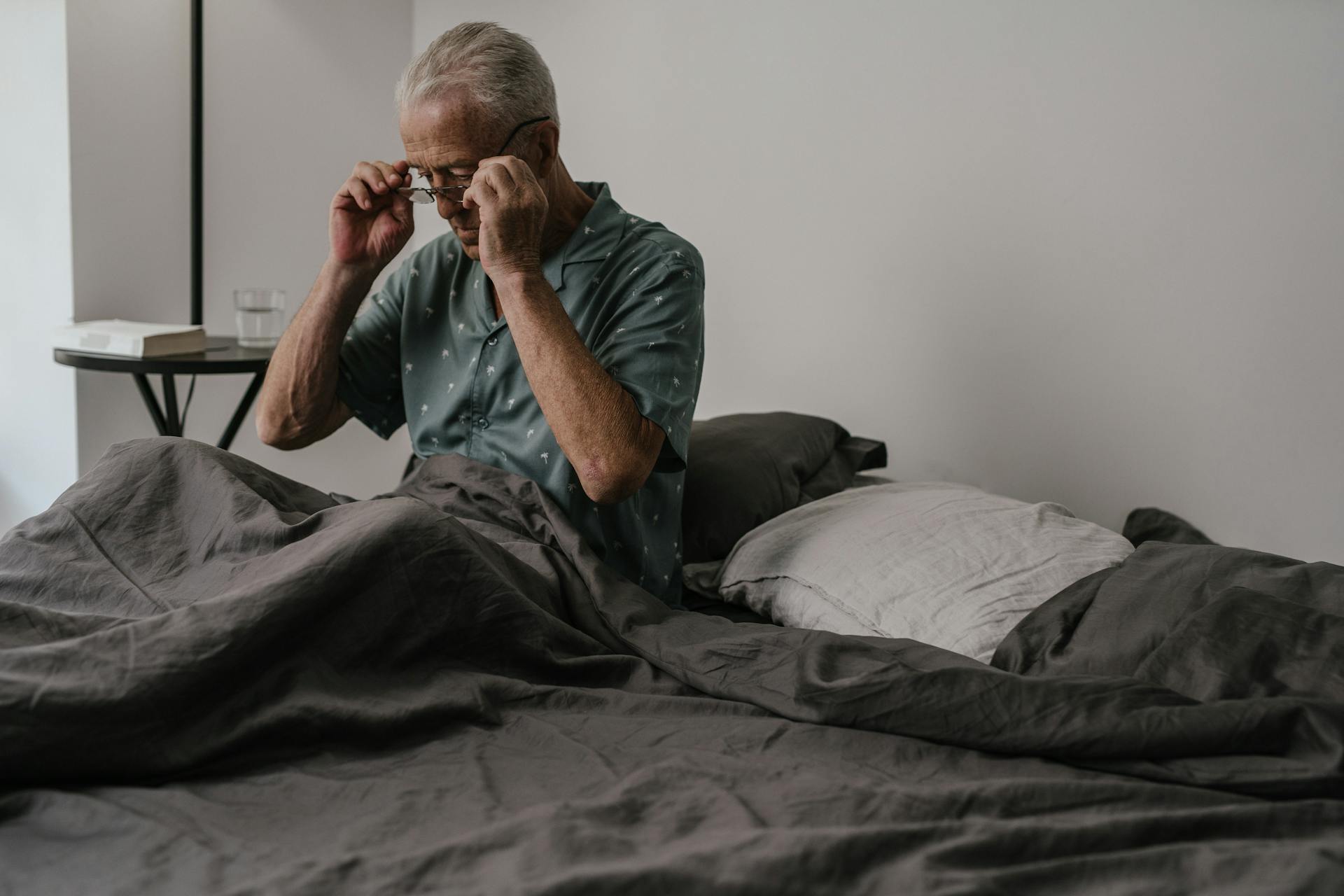 A man sitting on his bed | Source: Pexels