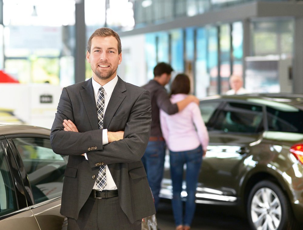A potrait of a salesman in a car dealership. | Photo: Shutterstock