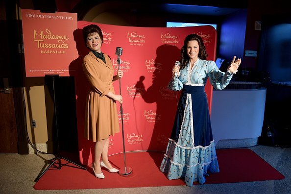 Madame Tussauds' wax figures of Patsy Cline and Loretta Lynn at the Franklin Theatre on October 09, 2019| Photo: Getty Images