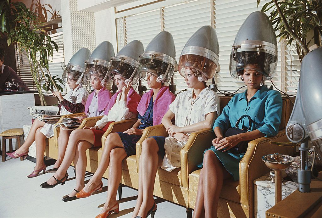 Un groupe de femmes assises dans un salon de coiffure. | Source : Getty Images