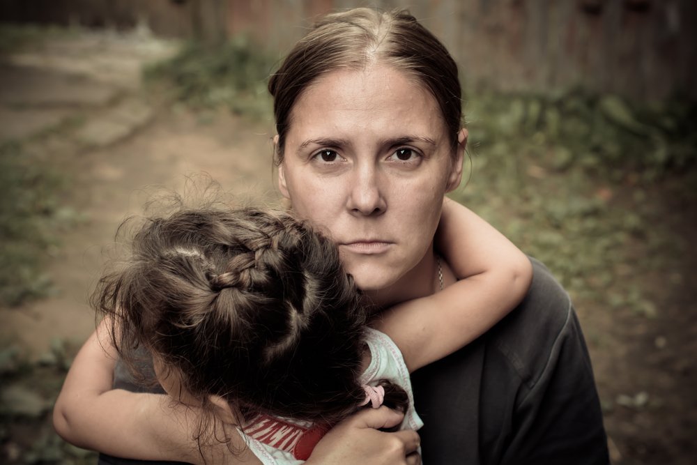Mujer sosteniendo a su hijo en brazos. | Foto: Shutterstock