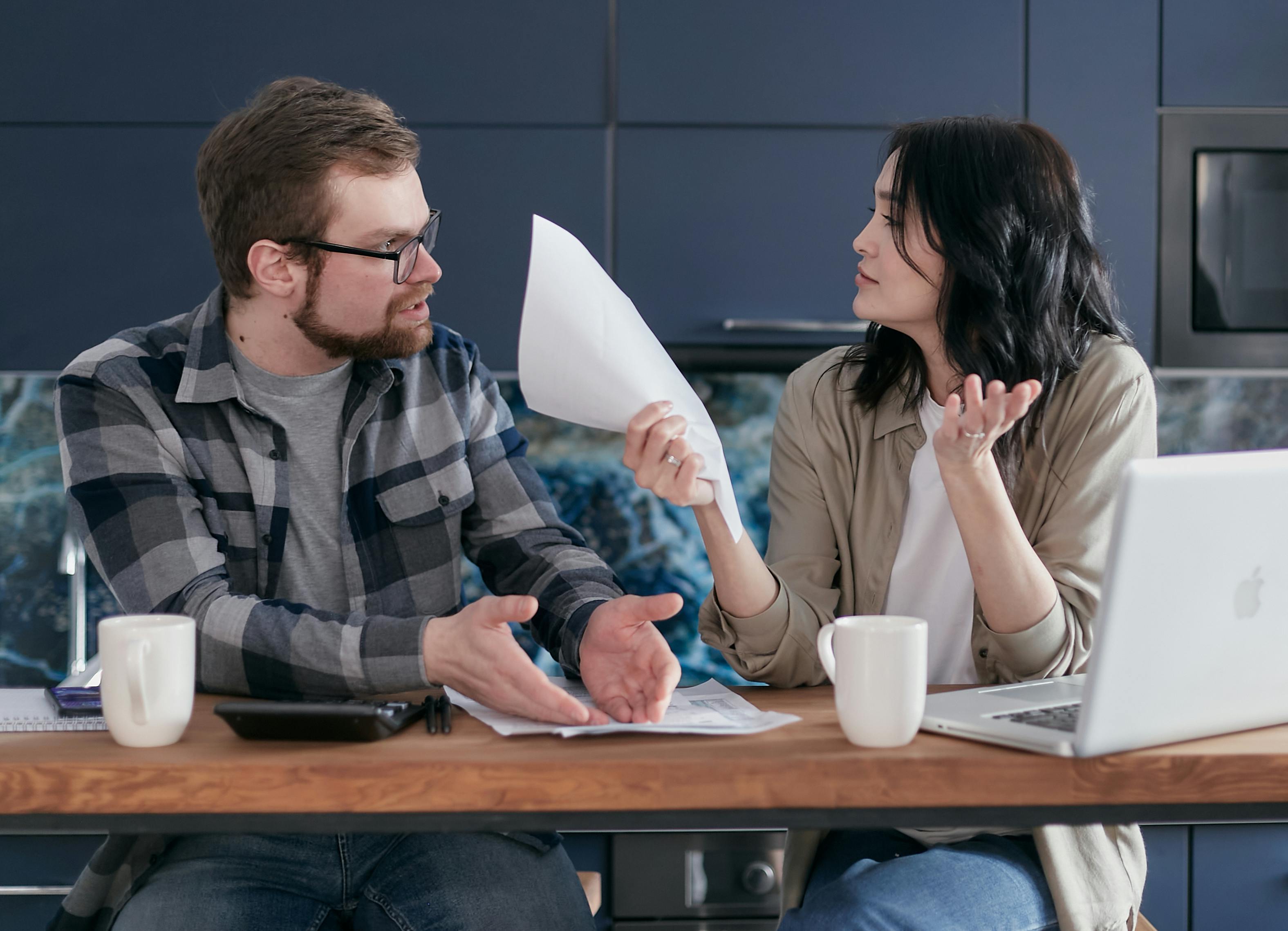 A couple having a discussion | Source: Pexels