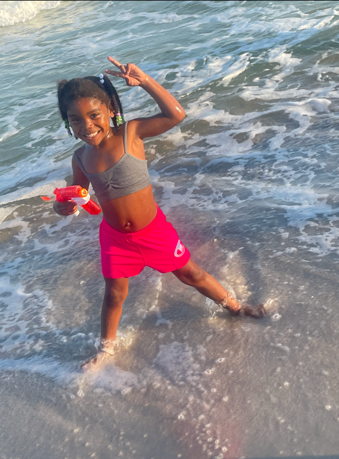 Sadly, an entire family can change in a matter of minutes. In this photo, Lola Scott smiled and played at the beach | Source: GoFundMe