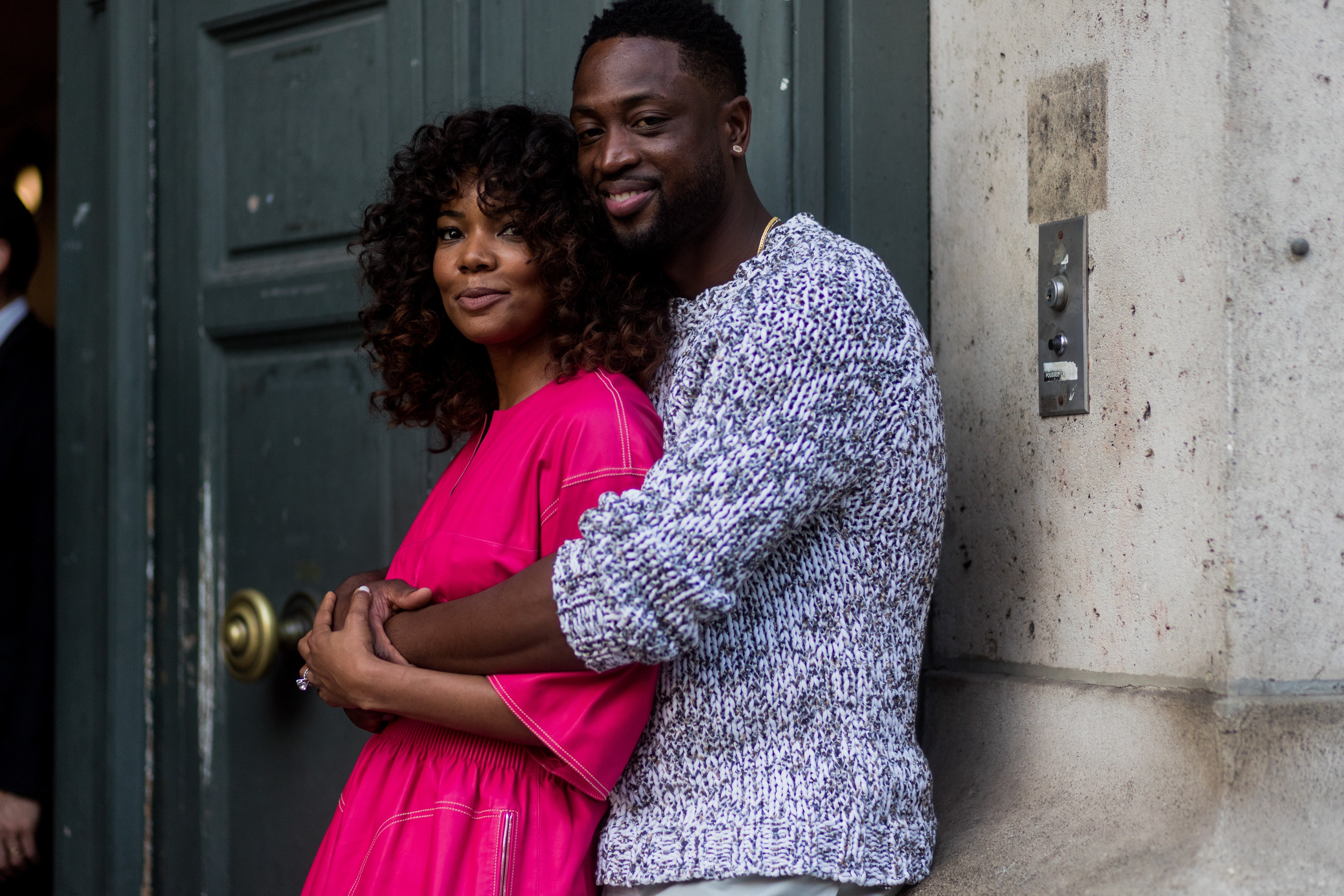 Gabrielle Union & Dwyane Wade hugging outside Hermés during Paris Fashion Week on June 24, 2017. | Photo: Getty Images