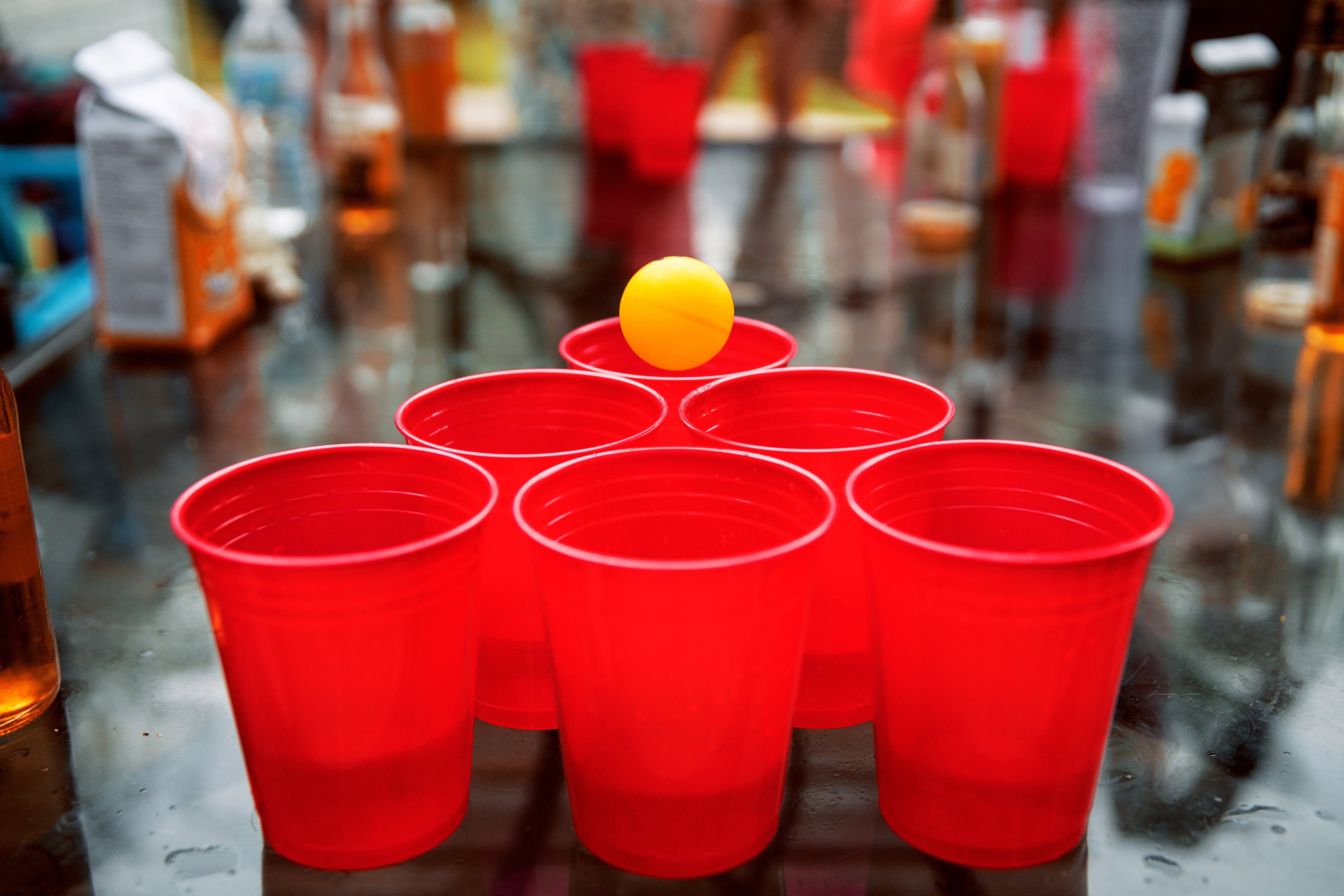 A table set to play beer pong. | Photo: Pexels