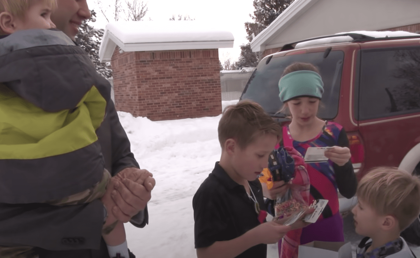 Dakota Nelson'ın çocukları, Gizli Noel Baba'larından gelen hediyeleri açar.  |  Kaynak: youtube.com/East Idaho News