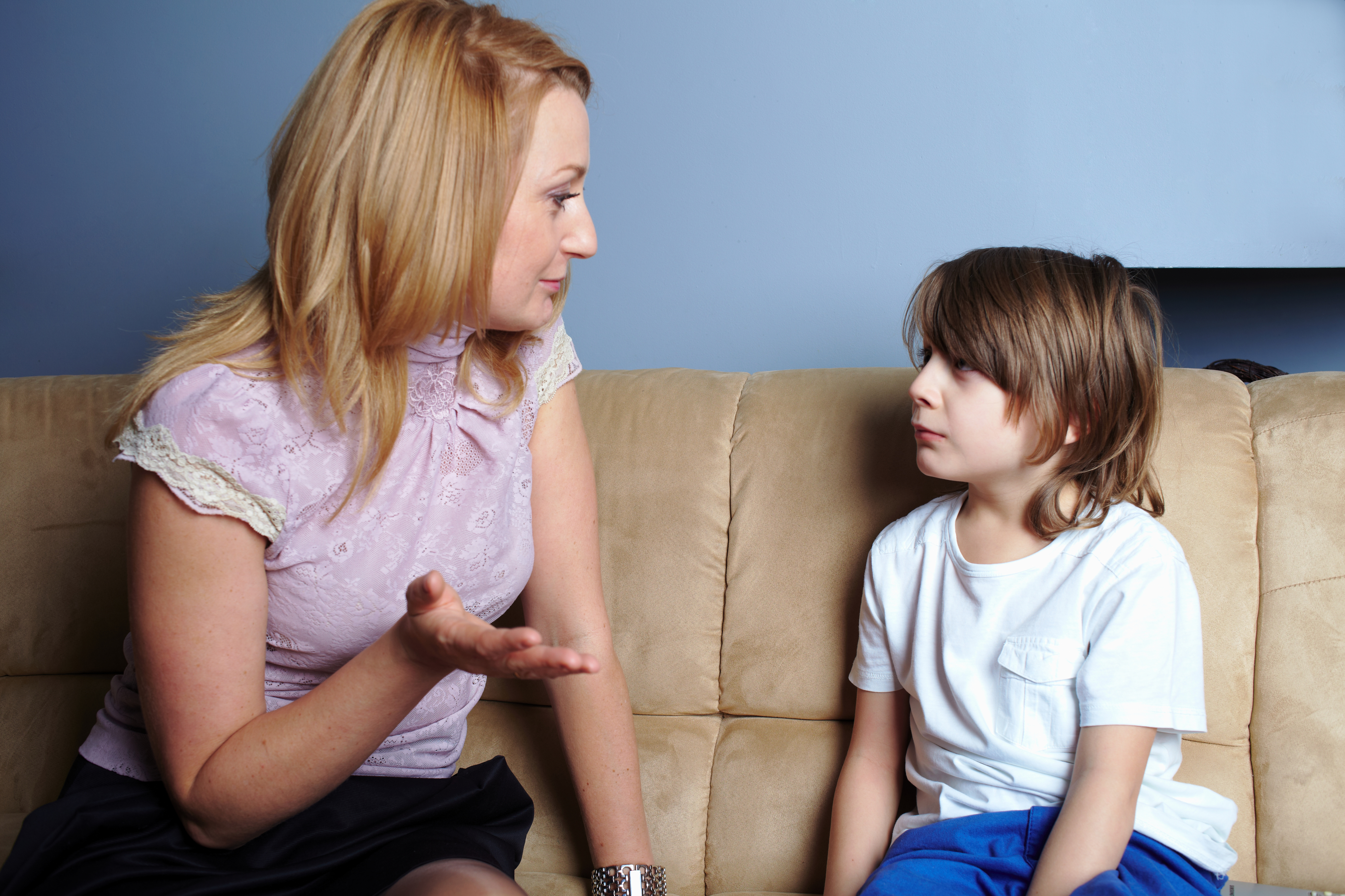 A parents speaking to her sad child | Source: Shutterstock