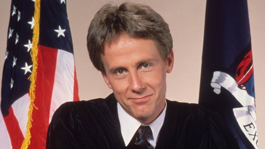 Late "Night Court" actor, Harry Anderson on the set of "Night Court" | Image Source: NBC. YouTube/Night Court Fan