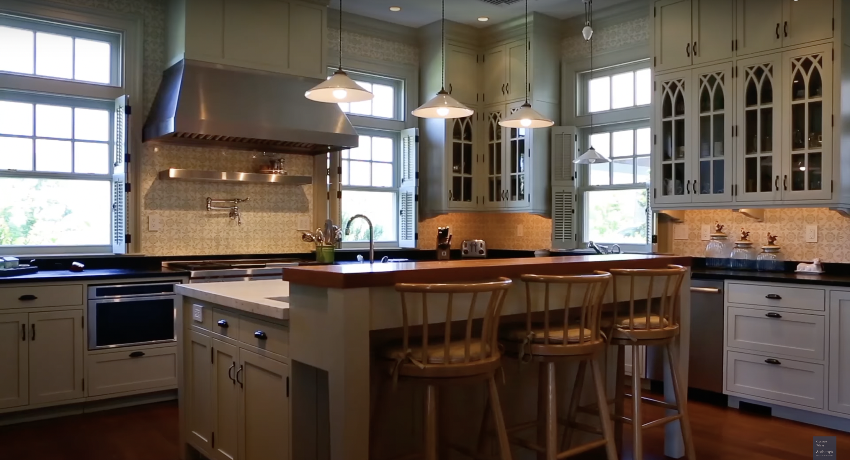 Inside Judge Judy's kitchen in her Newport, Rhode Island home | Source: Youtube.com/Gustave White Sotheby's International Realty