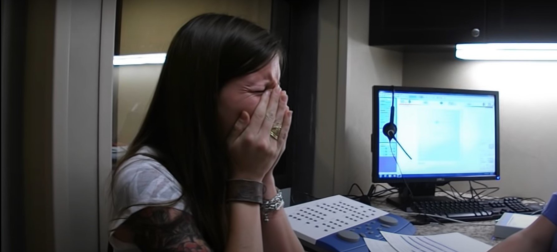Sarah Churman weinte, als sie ihre Stimme hörte | Quelle: Youtube/Sloan Churman