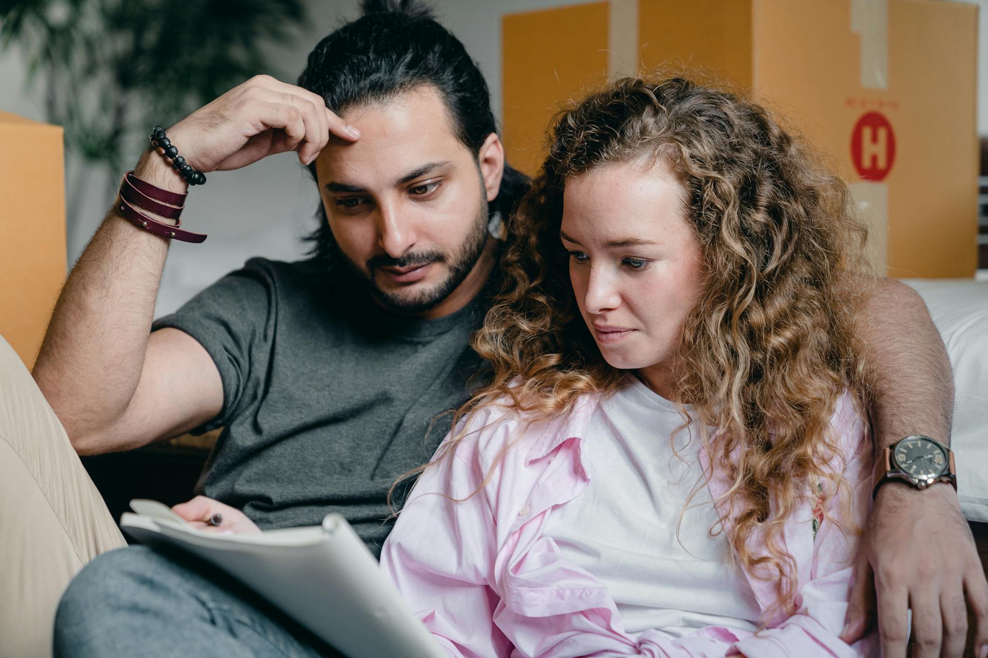 A couple figuring something out together | Source: Pexels