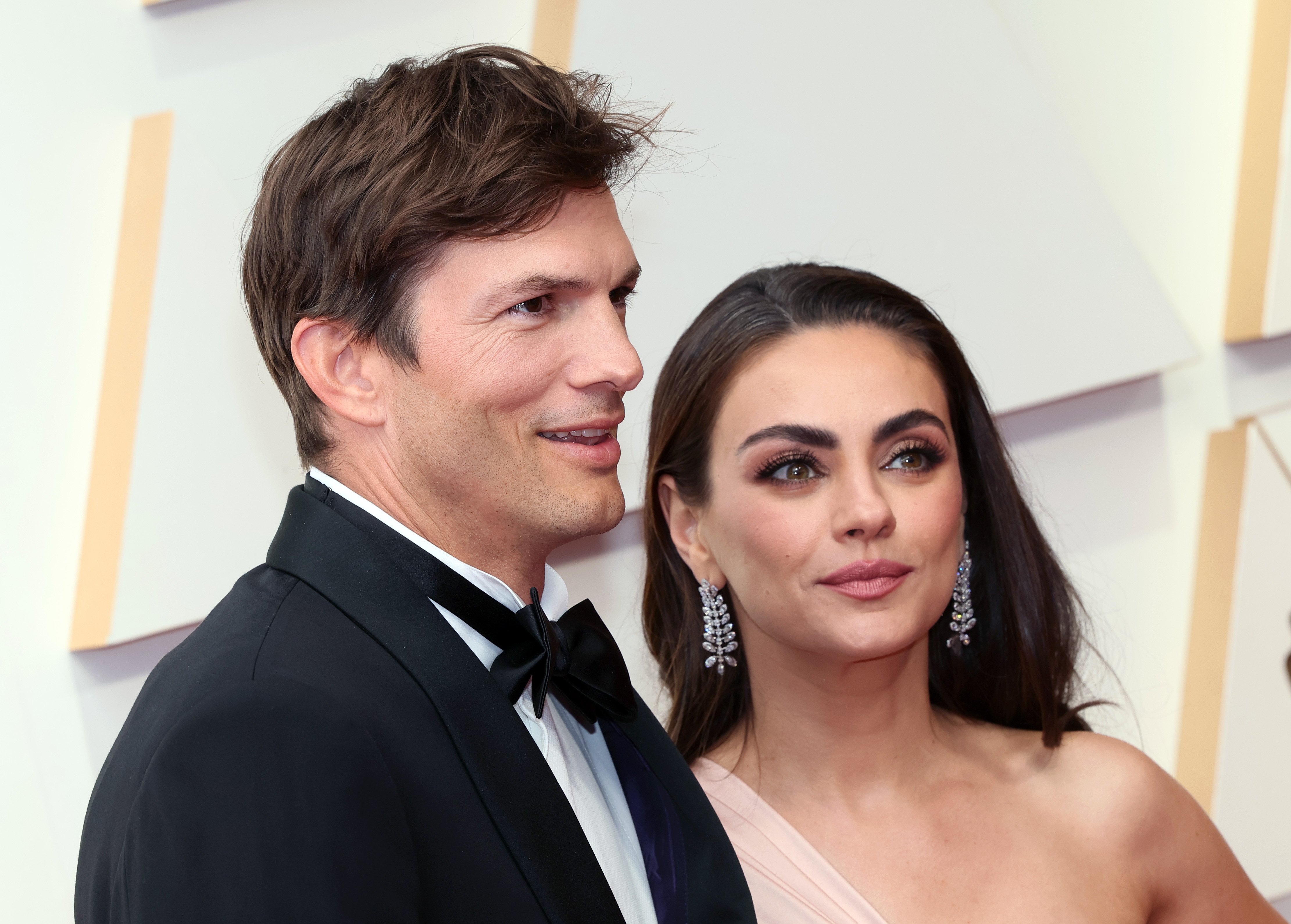 Ashton Kutcher und Mila Kunis nehmen am 27. März 2022 an den 94. Annual Academy Awards in Hollywood und Highland teil | Quelle: Getty Images