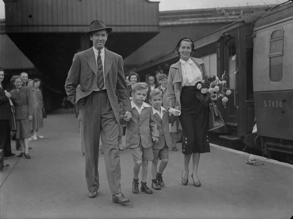 American actor James Stewart arrives at Waterloo Station in London with his wife, actress and model Gloria Hatrick McLean and her sons on 28th August 1950. | Photo: Getty Images