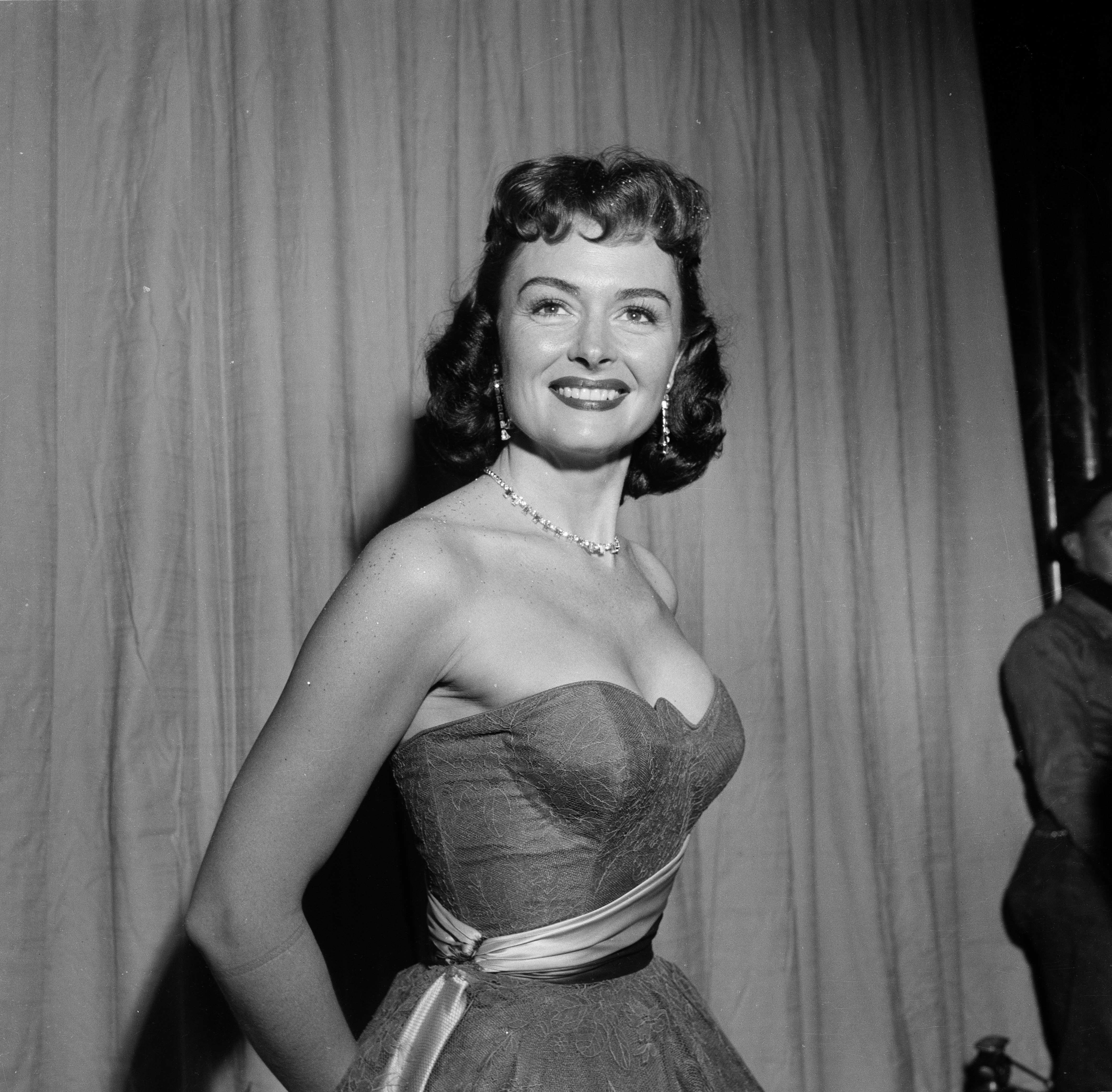 Actress Donna Reed poses at the Academy Award in Los Angeles, California, on March 25, 1954 | Source: Getty Images
