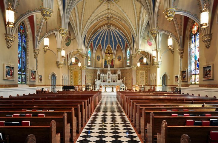 Source : Joe Ravi, Interior of St Andrew's Catholic Church in Roanoke, Virginia, CC BY-SA 3.0. Wikimedia Commons