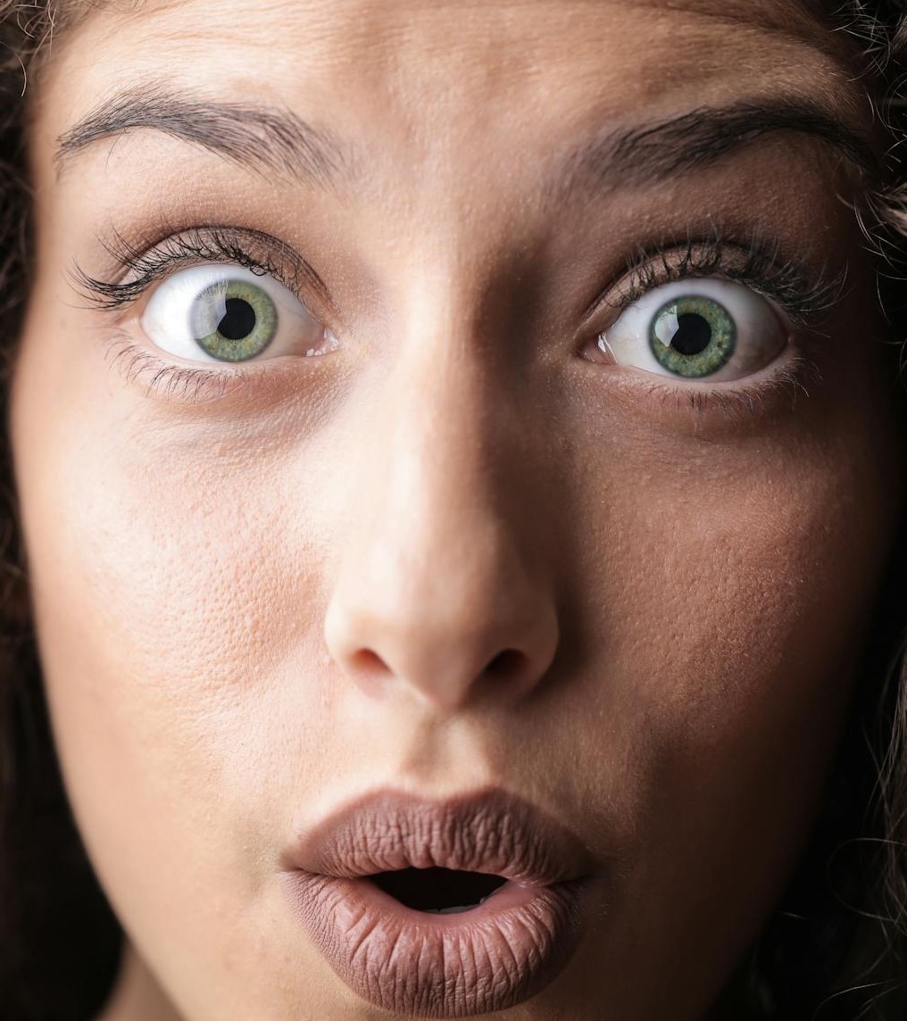 Close-up of a shocked woman widening her eyes | Source: Pexels