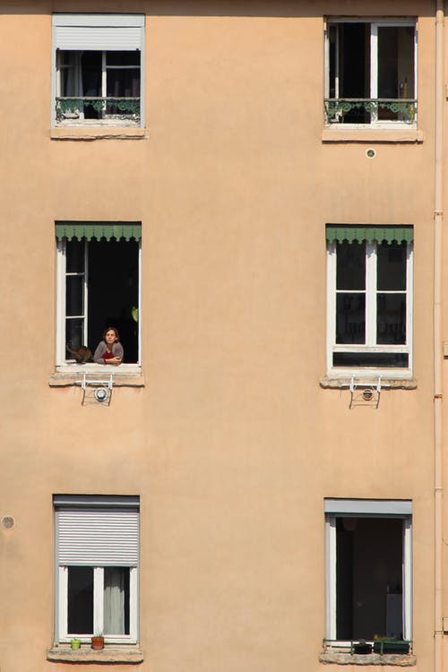 Image d'une femme sur sa fenêtre | Photo : Pexels