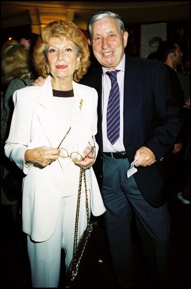 Rosy Varte et son mari Jean Pierre Badel au Théâtre de Paris dans la production de Mon Pere Avait Raison (Mon frère avait raison) aux Bouffes Parisiens. | Photo : Getty Images