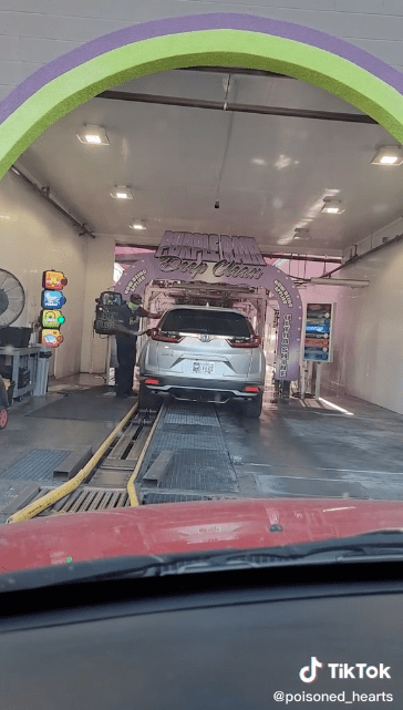 A "Karen" struggling to understand how a carwash works from inside her car. | Source: tiktok/@poisoned_hearts