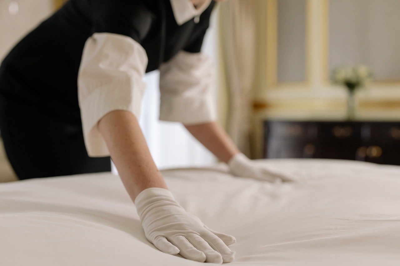 Photo of a maid laying a bed | Photo: Pexels