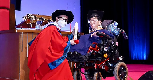 Jonathan Tiong receiving his degree at the National University of Singapore. | Photo: instagram.com/jonathan_tiong