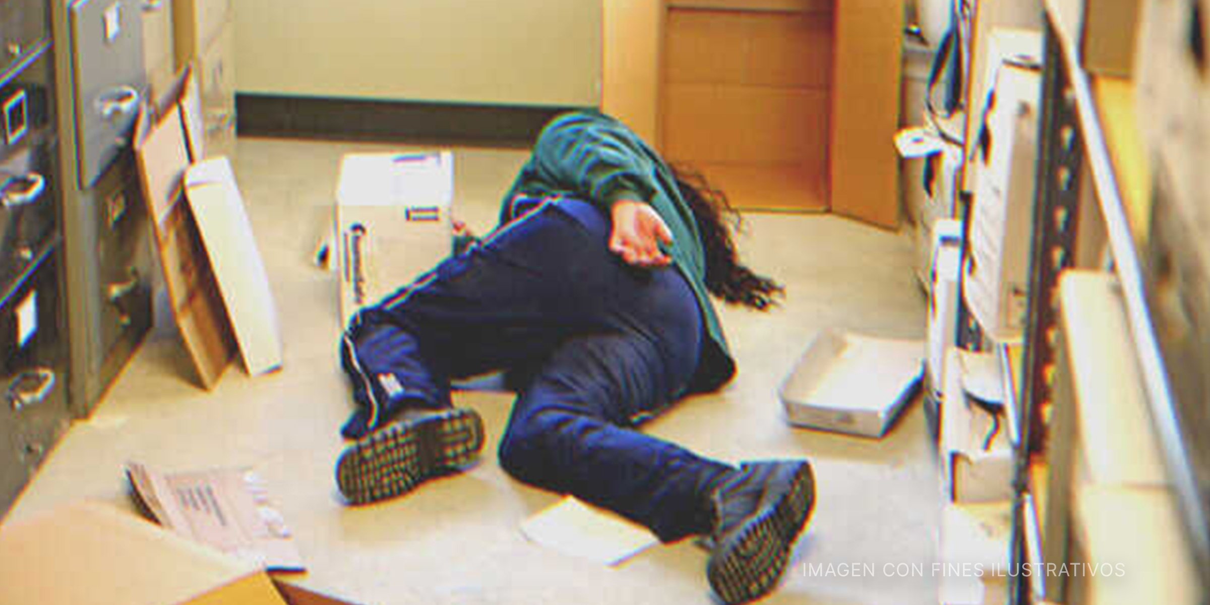 Mujer inconsciente tirada en el suelo | Foto: Getty Images