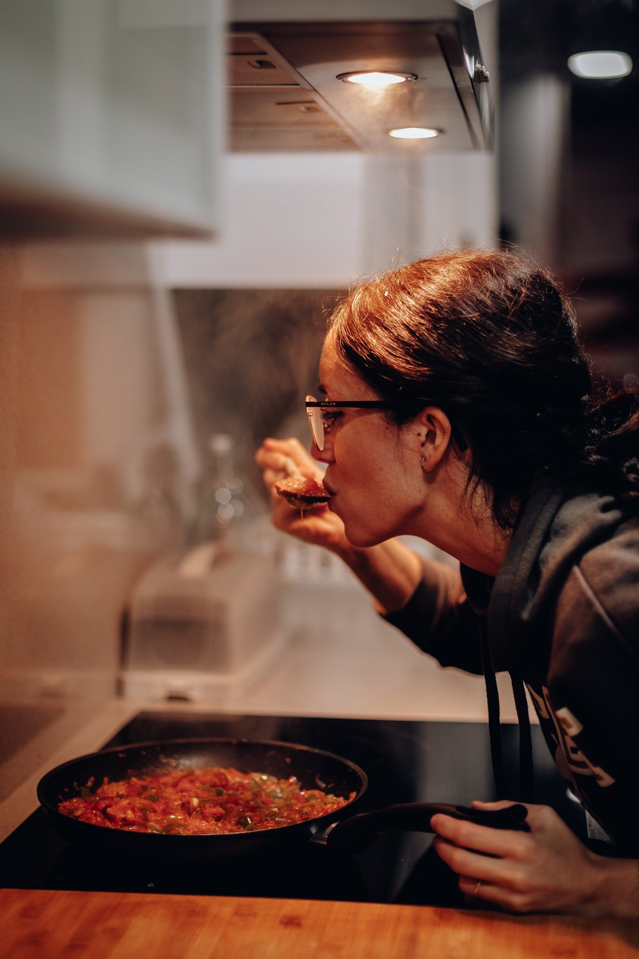 She made dinner while Billy was in the shower, trying to distract herself. | Source: Pexels
