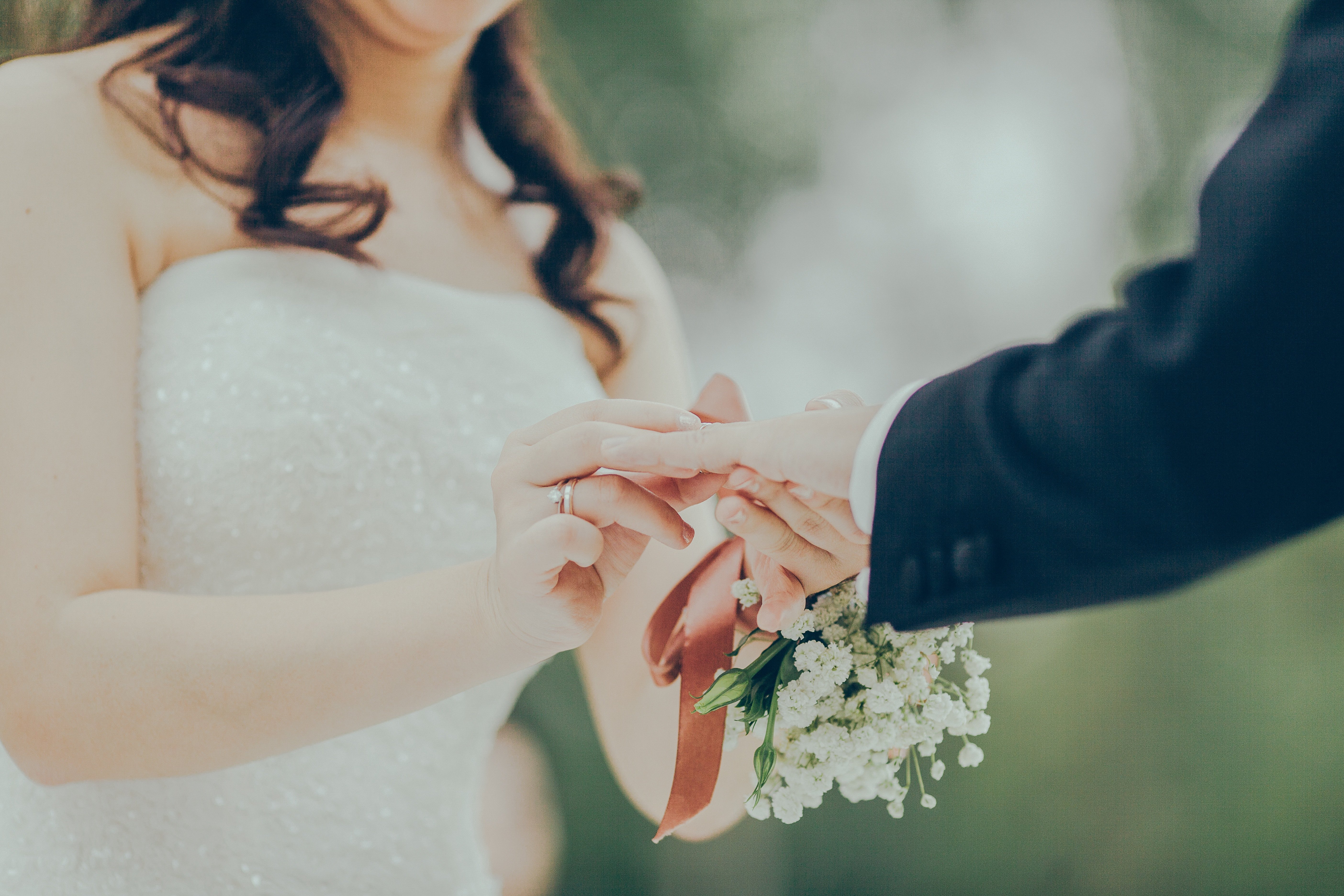 Une femme qui se fait passer la bague au doigt. l Source: Unsplash Une femme qui se fait passer la bague au doigt. l Source: Unsplash