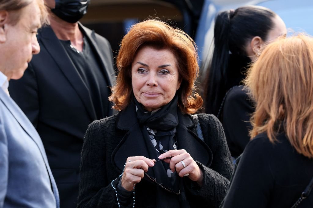 Dominique Tapie, l'épouse de feu Bernard Tapie, magnat des affaires, acteur et homme politique français, quitte l'église Saint-Germain-des-Pres après une messe à Paris le 6 octobre 2021. | Source : Getty Images