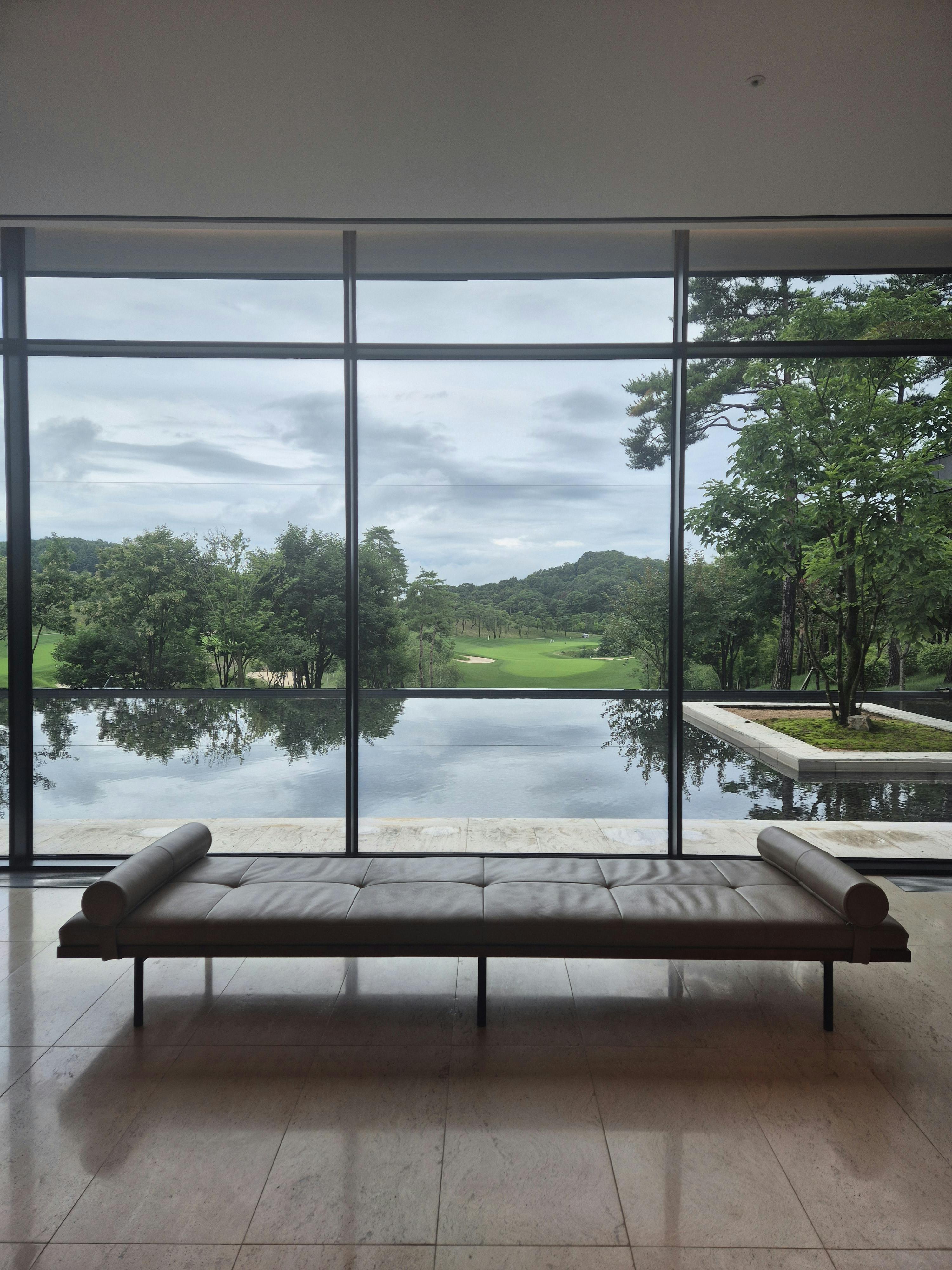 A minimalist living room with a lush outdoor view | Source: Pexels