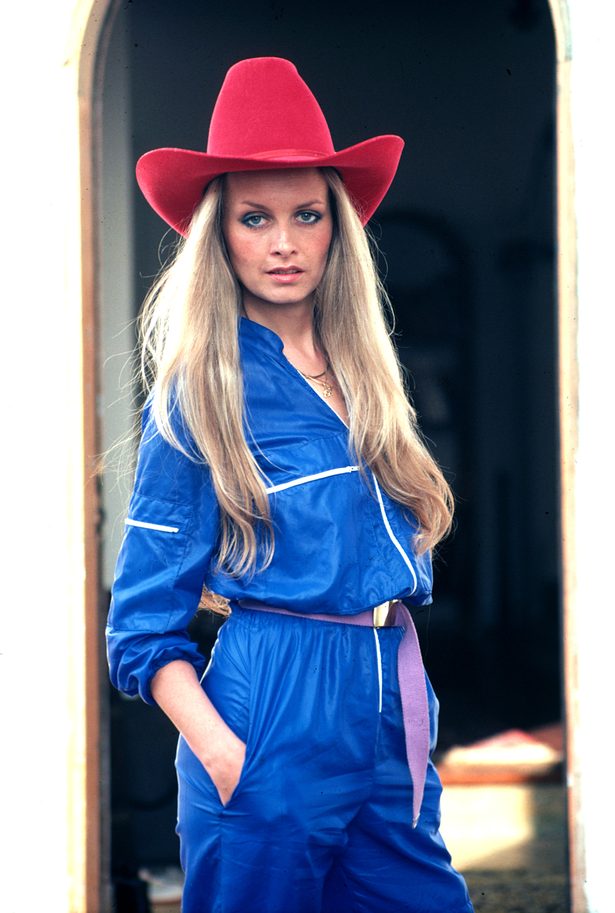 The model outside her Hollywood home in 1983. | Source: Getty Images