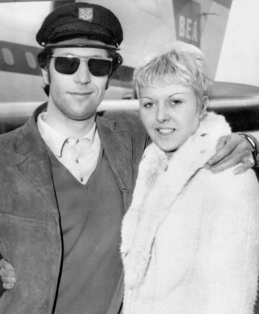 Tom Jones pictured with Melinda Trenchard after arriving from France on April 8, 1965. / Source: Getty Images