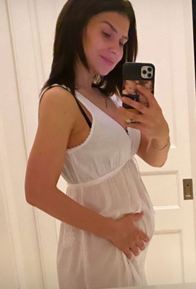 Hilaria showing off her growin baby bump | Photo: Instagram/@hilariabaldwin
