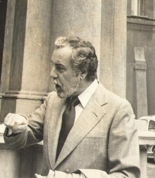 Fernando Rey conversando en la calle. | Foto: Wikimedia Commons