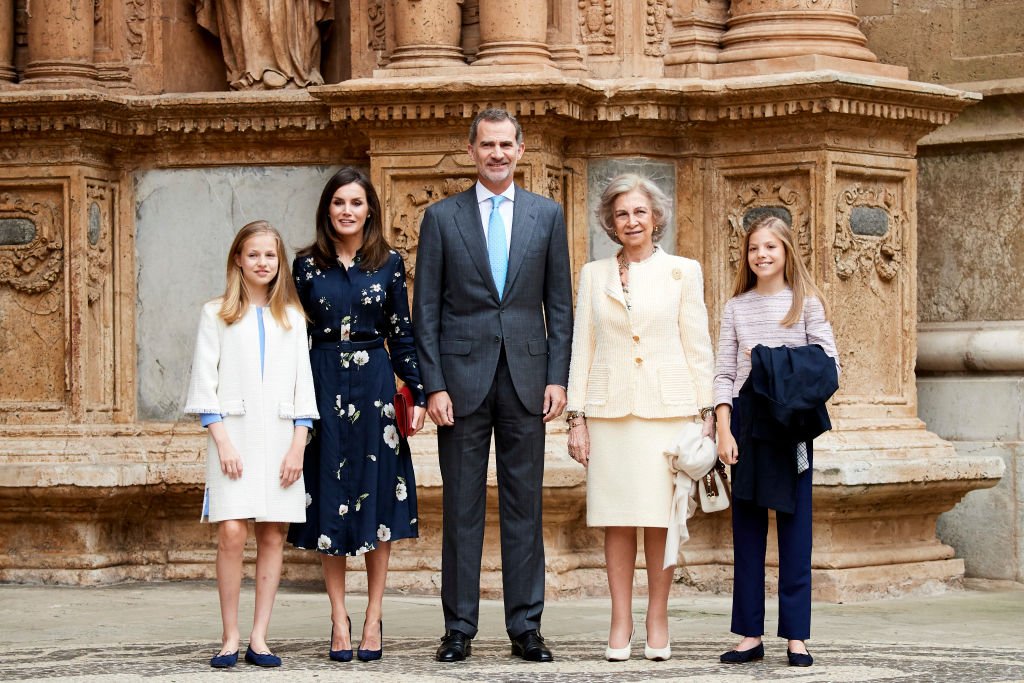 La princesa Leonor, la reina Letizia, el rey Felipe VI, la reina Sofía y la infanta Sofía en la Catedral de Palma de Mallorca el 21 de abril de 2019. | Foto: Getty Images