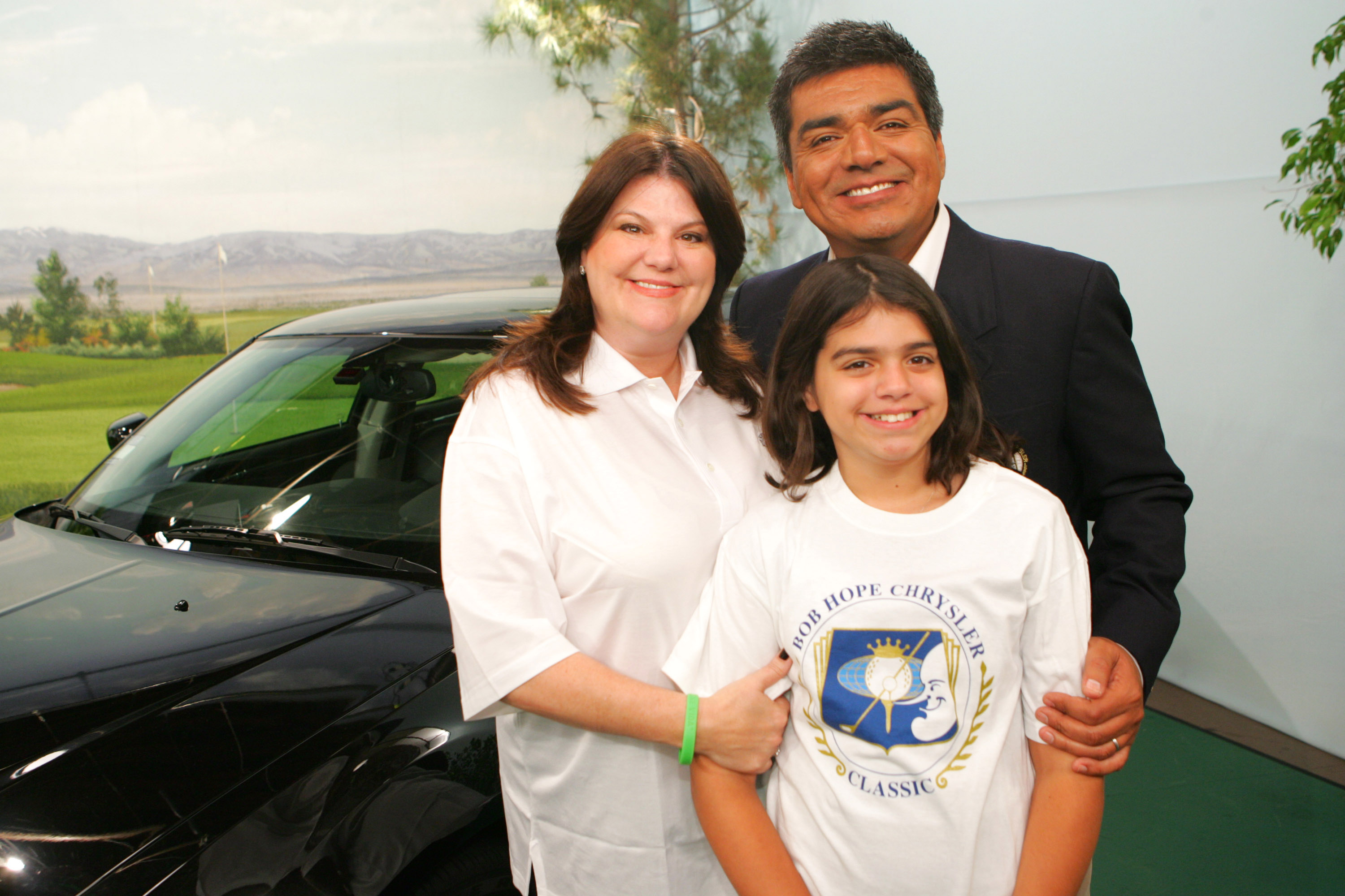 Ann Serrano, Mayan and George Lopez on the set of "The George Lopez Show," 2006 | Source: Getty Images