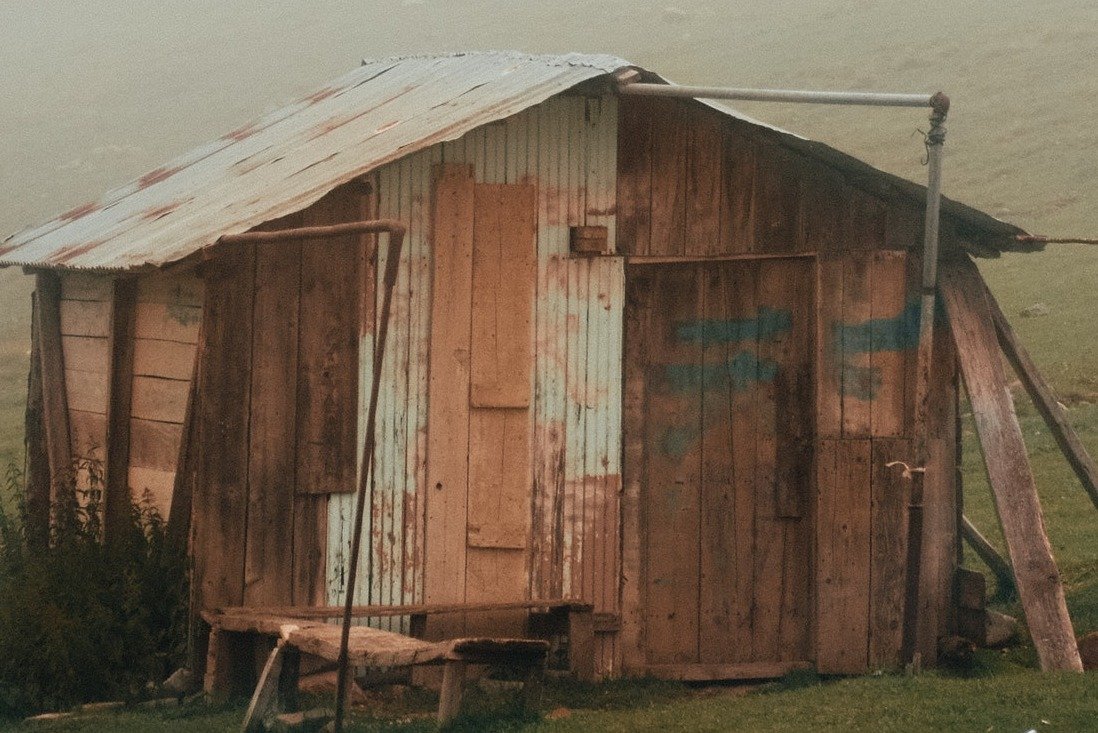 They reached a shack in an empty lot, and Tom was about to apologize but the man ushered him inside. | Source: Pexels